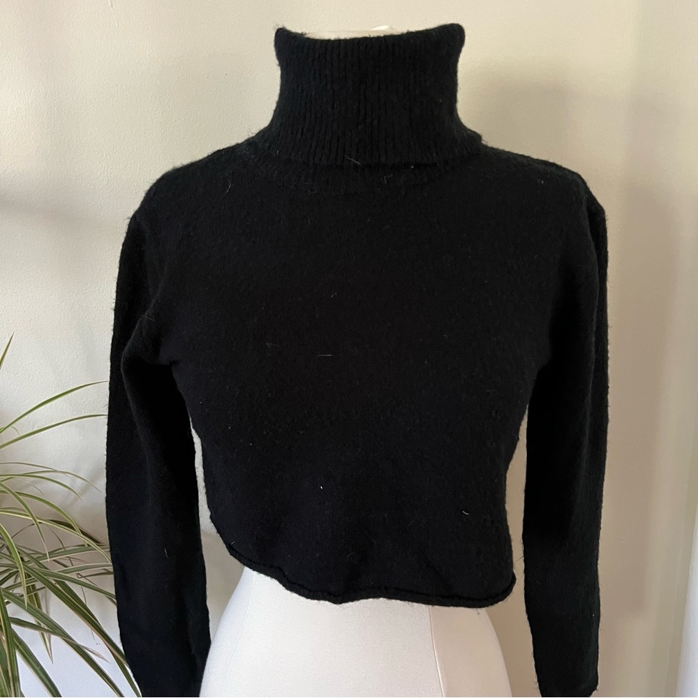 EUC Polly black turtleneck cropped long sleeve sweater Size s/m